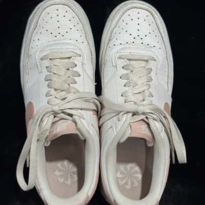 Nike Womens  Size 8 Sneakers Beige / White 
