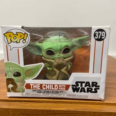 Pop 379 Star Wars Mandalorian Grogu The Child with frog vinyl figure