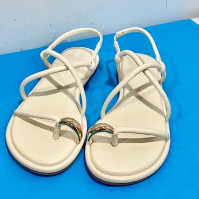 BNWOT Billini “Clea” bone Sandles Size 8