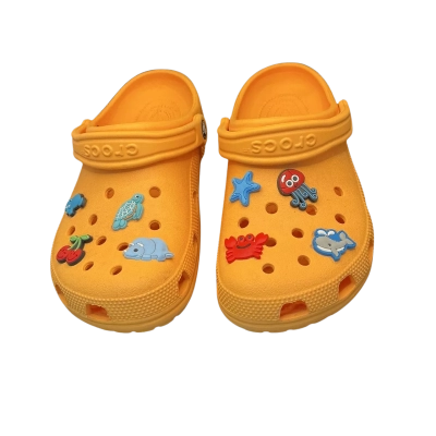 Unisex Crocs Mens  Size 7 , Women’s 9 crocks Orange .