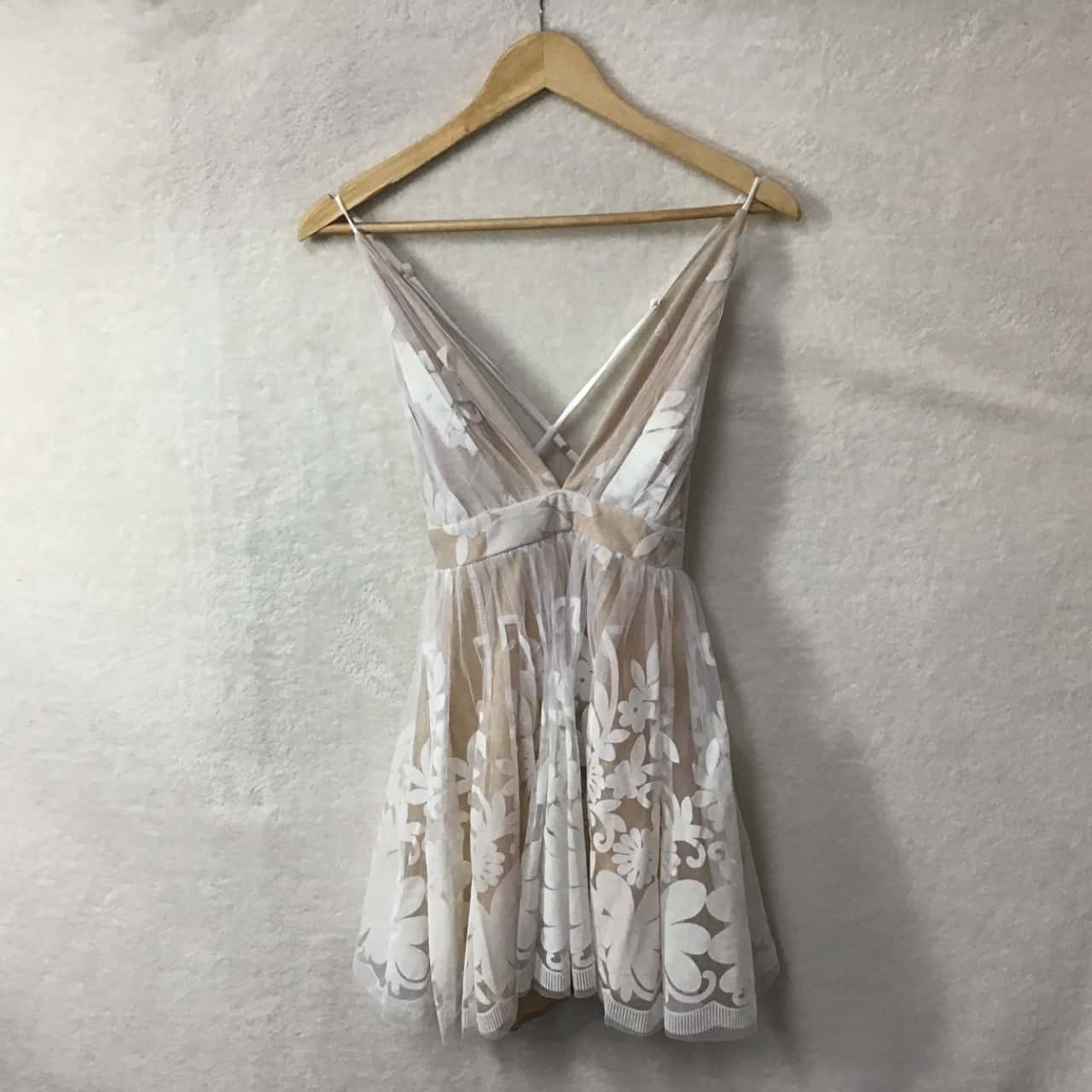 Luxxel Womens Size M White Pattern / Beige Lined Shoestring Strap Mini Dress  (new)(s)