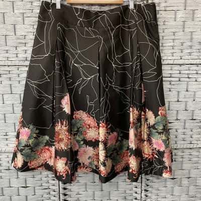 Taking Shape Womens  Size 18 Pleated Skirt Black  / Floral 