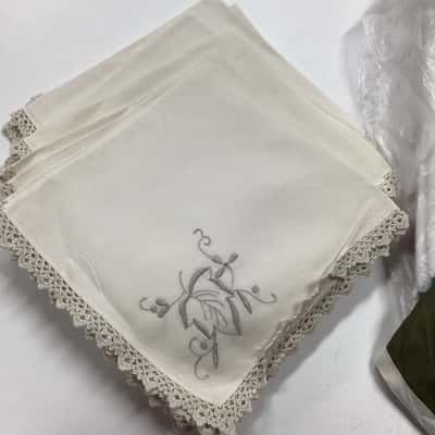 Vintage tablecloth and serviettes I
