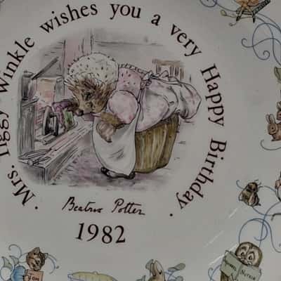 A MRS TIGGY-WINKLE WISHES YOU A VERY HAPPY BIRTHDAY  1982 plate