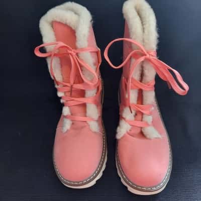  Womens  Size 39 Pink  
