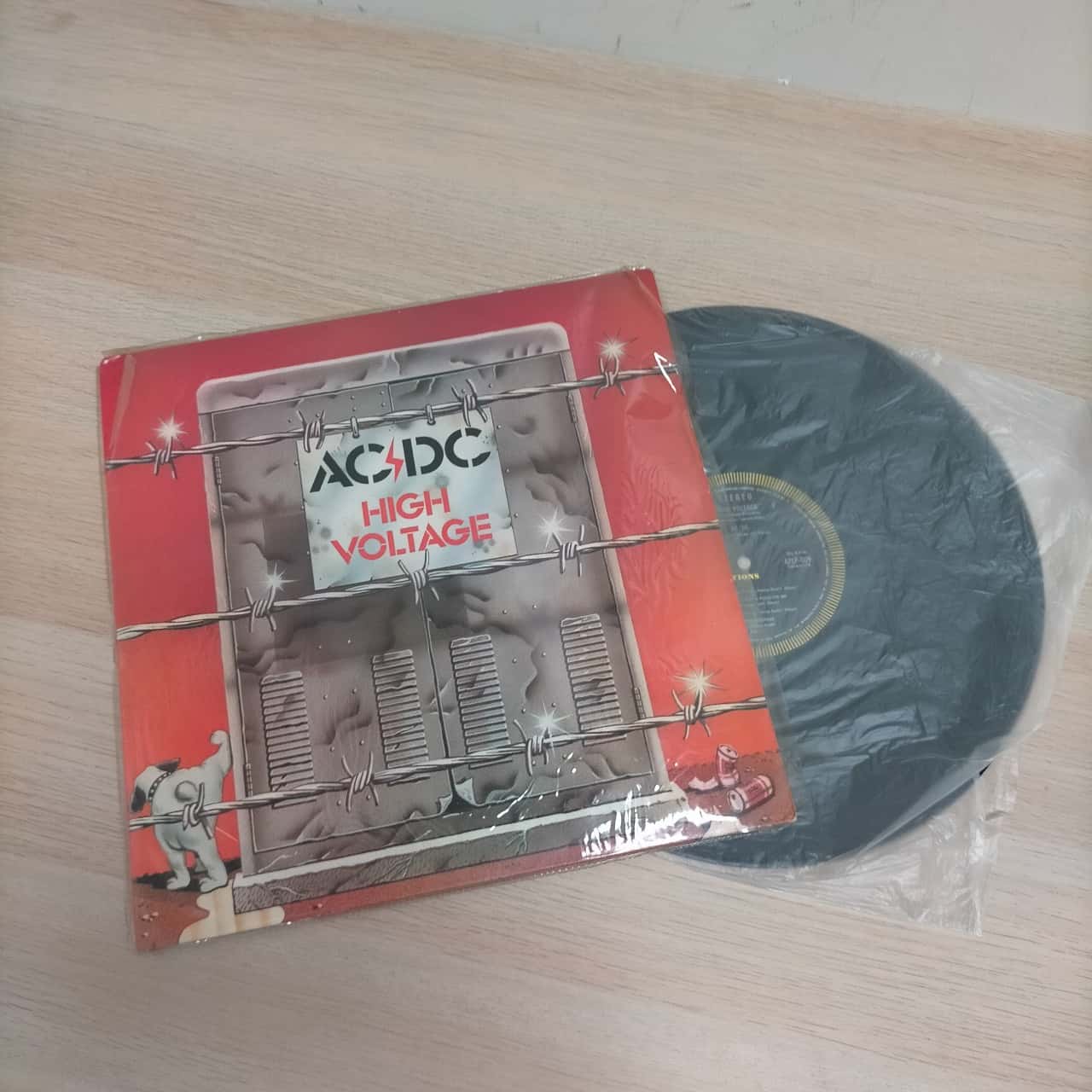 AC/DC HIGH VOLTAGE Vinyl Record EMI Records GUC(s)