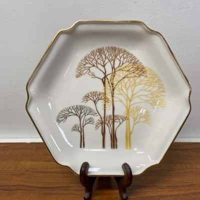 Vintage Yamaji porcelain decorative plate featuring 1980s Mid Century Modern “Tree of Life” motif and gold gilded rim