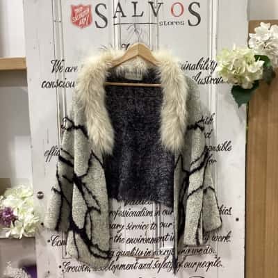 Holmes & Fallon Brand! STUNNING UNIQUE 100% RACCOON FUR AND WOOL SHAWL! Womens  Size One Size Beige / Black  