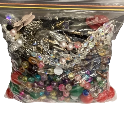 Assorted Bag of Broken Jewellery and Beads (2sb)