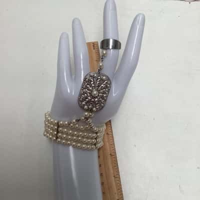 Louvisa  Womens Bracelet Pearl / Silver tone 