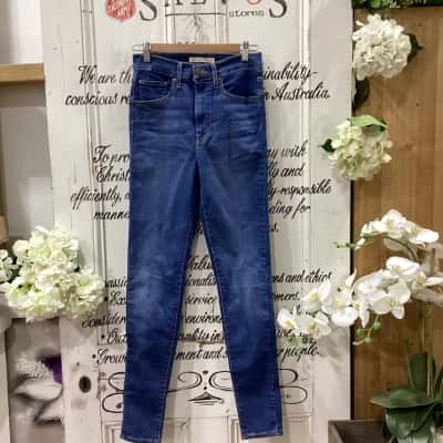 Levi Strauss & Co. Brand! Women's Size 27 Mile High Super Skinny Jeans Blue! MADE WITH A COTTON BLEND! GREAT DESIGN FOR ANY SEASON!