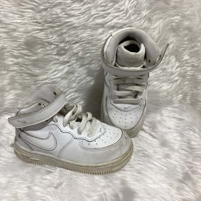 Nike Kids  Size 8 C - White sneaker