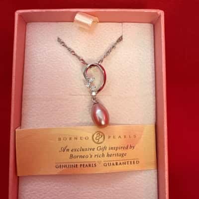Borneo Pearls Women's  Necklace featuring a Pink Pearl in a delicate setting 