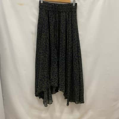Portmans Women's Size 6 Midi Skirt / Pleated Skirt Animal print / Khaki / Navy Blue 
