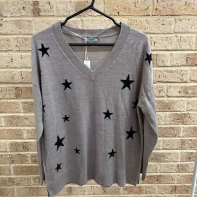 Suzannegrae Womens neutral jumper  Size M 