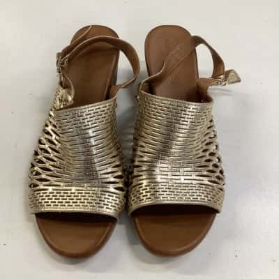 Diana Ferrari Womens  Size 39 Gold sandal