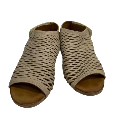 Bueno Womens  Size 38 Heels Dark Beige 