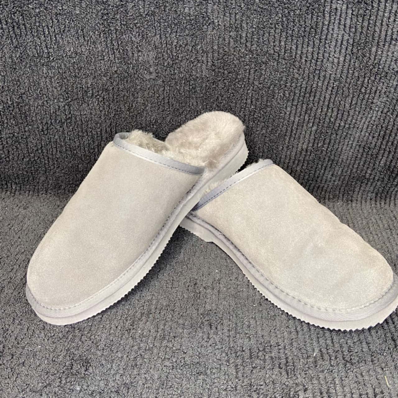 UGG Unisex Size 9 Men/ 11 Women Grey Bedroom Slipper Slides