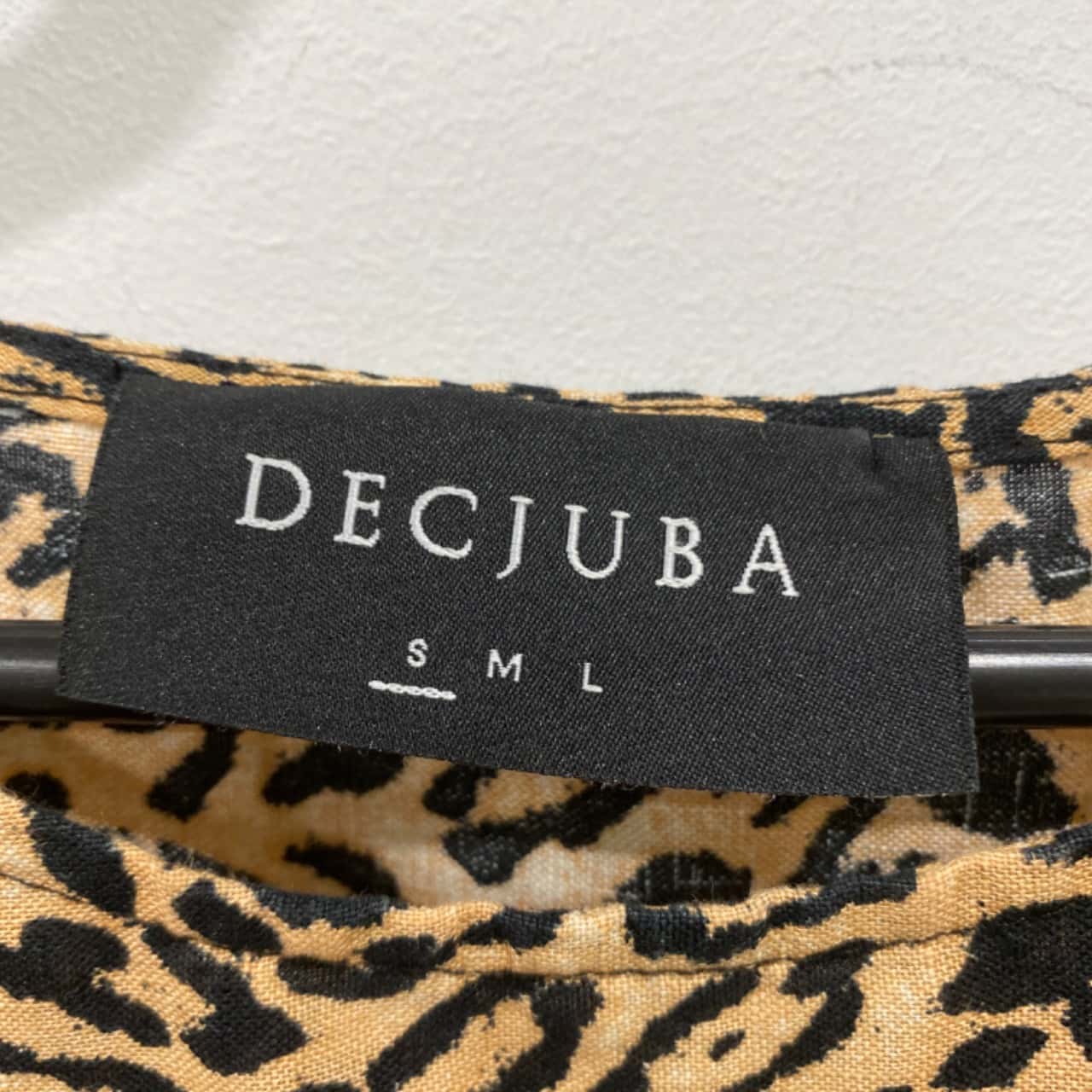 Decjuba Womens Size S Short Sleeve Animal print / Black / Brown