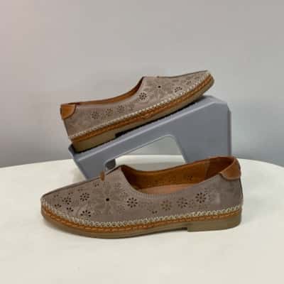 Isabella Rossi Womens  Leather Size 6 -6.5 Stone