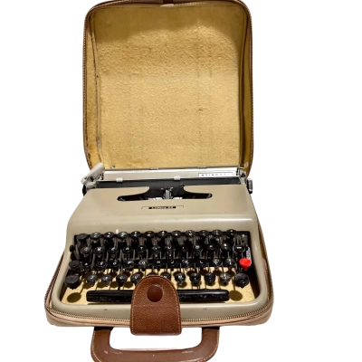 Vintage Olivetti Lettera 22 Portable Typewriter with Original Carry Case – Made in Italy
