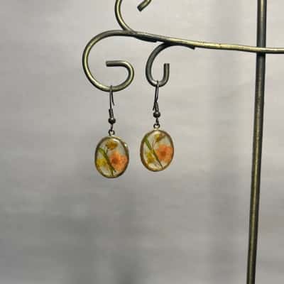 Acrylic / resin and gold tone floral earrings