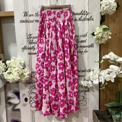 WE ARE THE OTHERS BRAND!  Women's Size 2 Maxi Skirt Floral / Pink! BEAUTIFUL FLORAL DESIGN! SKIRT HAS TO LARGE POCKETS! GREAT FOR A CASUAL DAY OR A NIGHT OUT! 