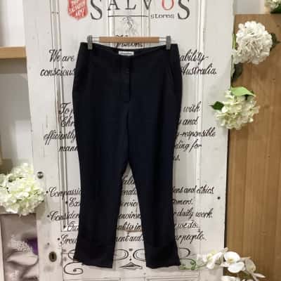 Country Road Brand! NWOT THE PERFECT OFFICE WEAR PANT! FOLD UP LEG CUFF DETAILING! Womens  Size 8 Casual Pants / Straight Leg Pants Black  