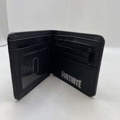 Bioworld Fortnite Men’s Wallet.   SHWP