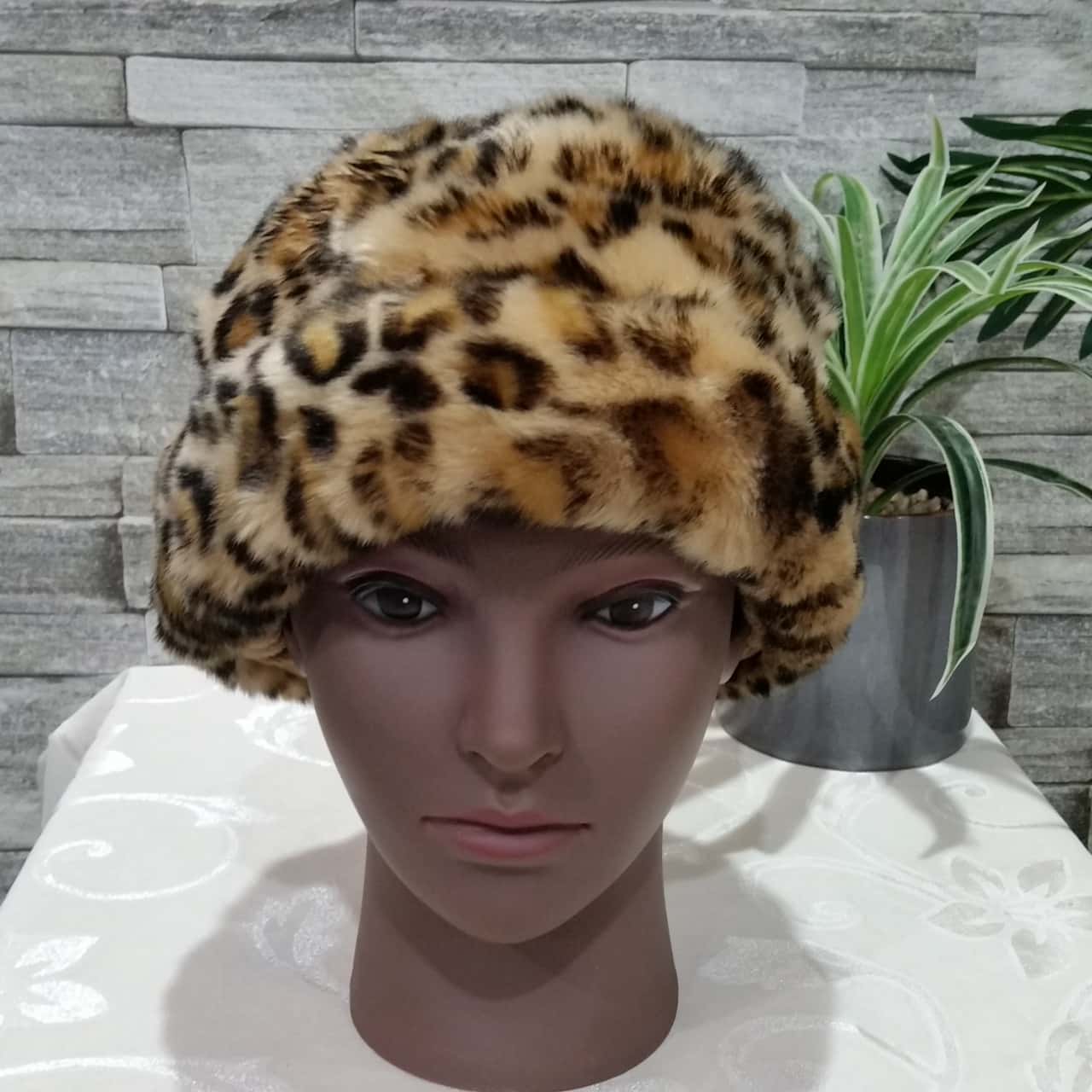 & Taylor Womens Size M Leopard Hat