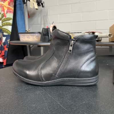 Planet Shoes Womens  Size 8 Leather Boots Black  