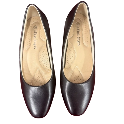 Bare Traps Womens  Size 38 Black  low Heels 