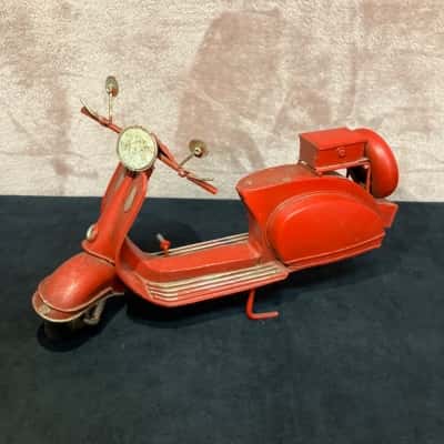 Metal Model Classic Vespa Style Scooter Red