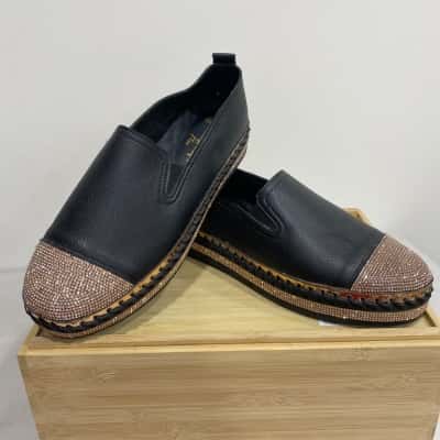 Taking Shape Womens  Size 42 Flats / Loafers Black  / Gold 