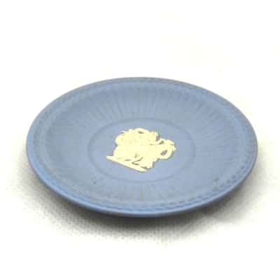 Wedgwood Miniature Plate Jasperware Trinket Dish Featuring "Three Graces" Neoclassical Scene 8cm Diameter (brica cubes)