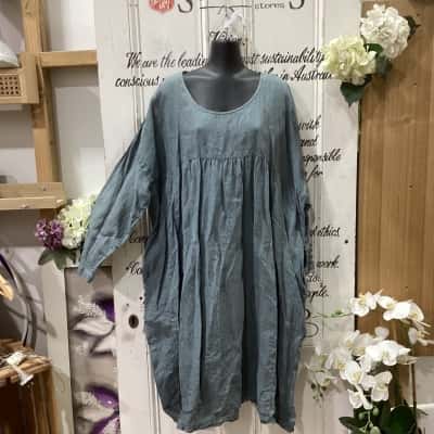  Manteau Noir Brand! STUNNING CONTEMPORARY SILHOUETTE LOOSE FITTING 100% LINEN MIDI DRESS! Womens  Size One Size Babydoll Dress / Long Sleeve Dress / Midi Dress Pattern / Pinstriped / Teal 