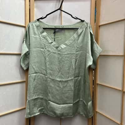 New with tags CAROLINA Women’s  Size S / XS Bianca Short Sleeve Top / V-Neck Top Green /Aloe Green