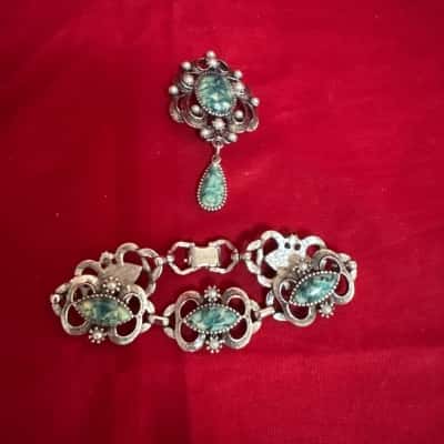  Women's Sarah Coventry Canada Bracelet / Brooch Set featuring Marble Green Resin Cabochon Stone 