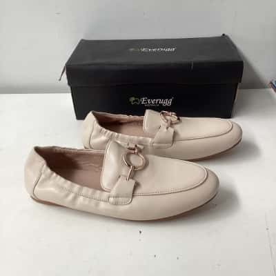 EVERRUGG  Womens  Size 36 cream  loafers 