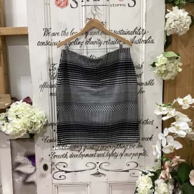 JOSEPH RIBKOFF BRAND! Womens  Size 16 / 18 Pencil Skirt Black  / Pattern / White! BEAUTIFUL PATTERNED DOT SKIRT! GREAT FOR A NIGHT OUT OR ELEVATING WORK OUTFITS! BNWT
