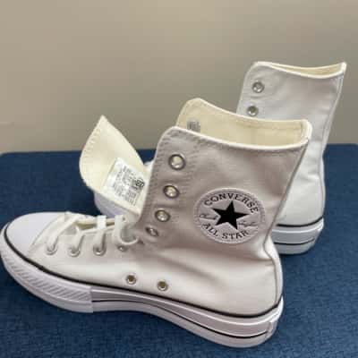 Converse Unisex  Size mens 5 and woman’s  7 White brand new in box 