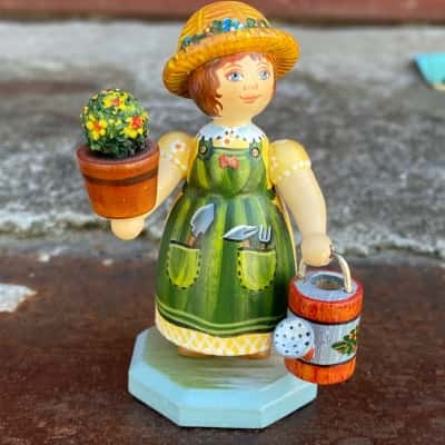 Kathe Wohlfahrt Kindertraum Female Gardener painted Wood Figurine 2014  57/100