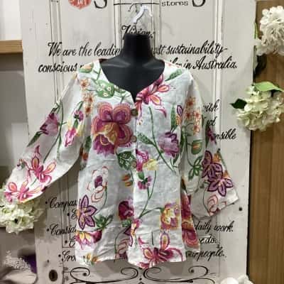 VERA MAY BRAND! MADE IN ITALY! NWOT! HANDCRAFTED IN ITALY 100% LINEN FLORAL STUNNER! BUTTON UP PATTERN LARGE FLOWER DESIGN! Womens  Size M / S 3/4 Sleeve Shirt / 3/4 Sleeve Top Floral / Multicoloured / Pattern / White 