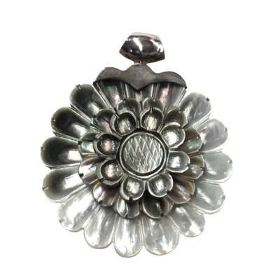  Women’s Silver and Flower Shell Pendant