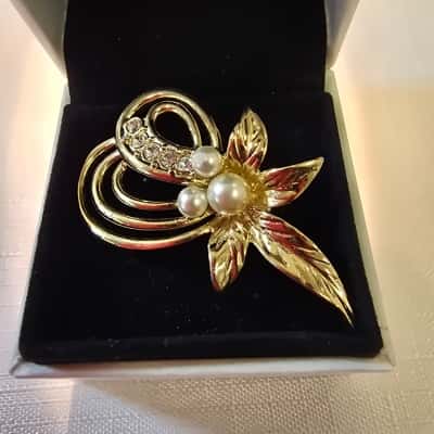 Womens Gold Plate Brooch Rhinestone and Pearl