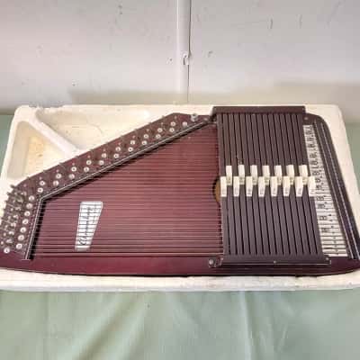 Vintage Chromaharp half– a classic stringed instrument by the renowned Japanese manufacturer Tokai Gakki.