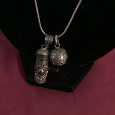  Women's Necklace with sphere and scroll compartment 