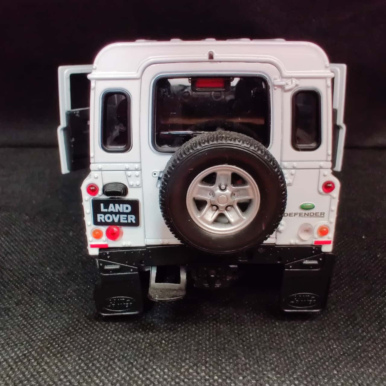 Model Car - Land Rover Defender Scale 1/24 - Welly Brand (s)