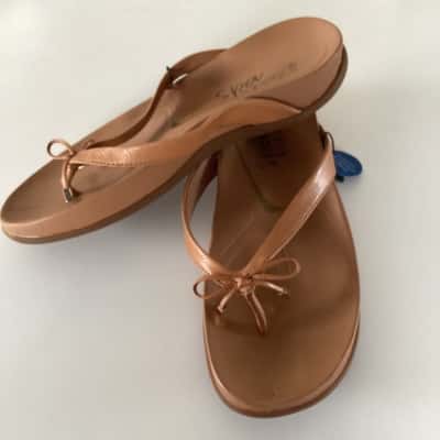 Diana Ferrari Womens  Size 6 tan thongs