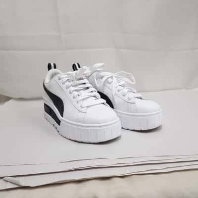 Puma Size 8 Sneakers Black  / White 